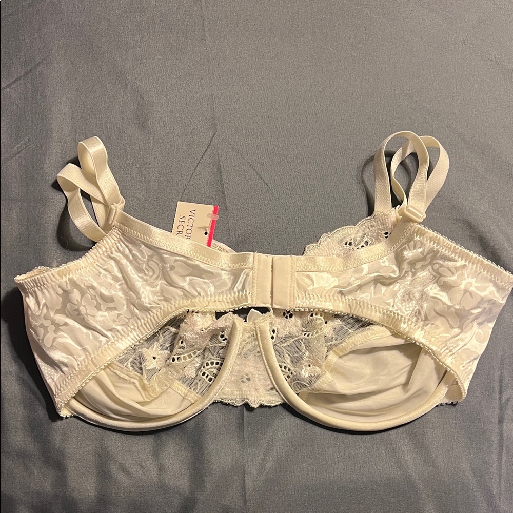 Victoria's Secret Lace Underwire Bra - Cream - Picture 3 of 3